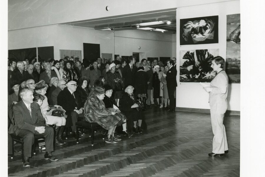 2. řada uprostřed sedí Jan Lauschmann, fotograf